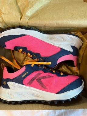Keen Zionic WP Youth shoes in size 5 navy and pink